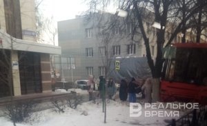 В Казани около Советской площади автобус въехал в дерево