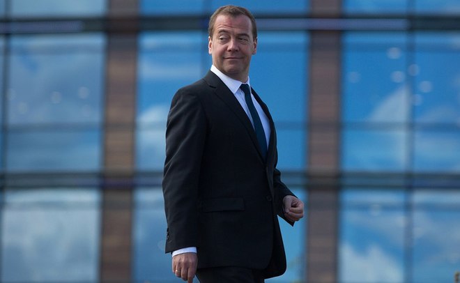 Медведев пообещал не понижать температуру горячей воды в стране