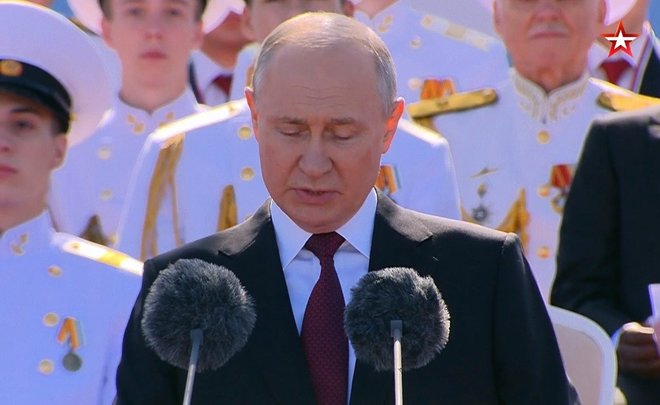 В Санкт-Петербурге начался главный военно-морской парад