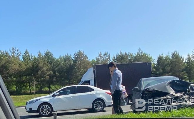 На въезде в Казань со стороны аэропорта наблюдается 4-километровая пробка — там разбилась легковушка
