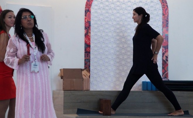В представительстве Индии на WorldSkills проводят бесплатные уроки йоги для всех желающих