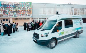 Будущие нефтехимики увидели работу передвижной лаборатории «Нижнекамскнефтехима»