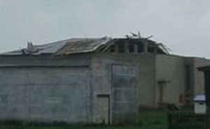 В Алькеевском районе Татарстана сильный ветер снес крышу сельского дома культуры