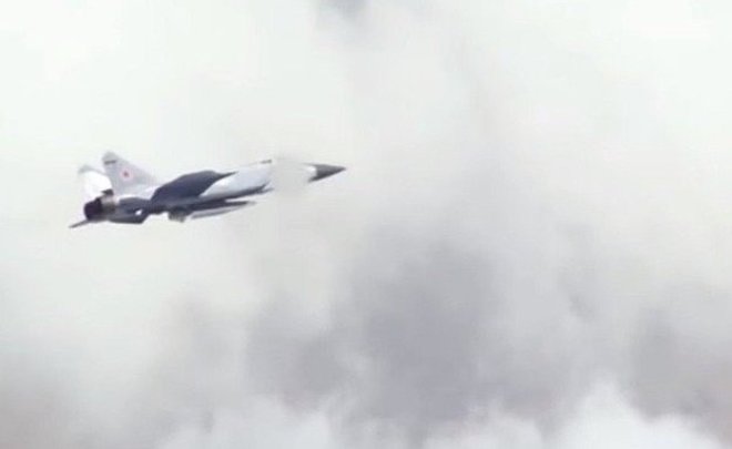 Российский истребитель подняли в воздух из-за самолета ВМС США