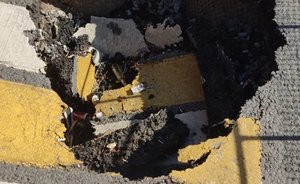 На улице Дубравной в Казани снова провалился асфальт