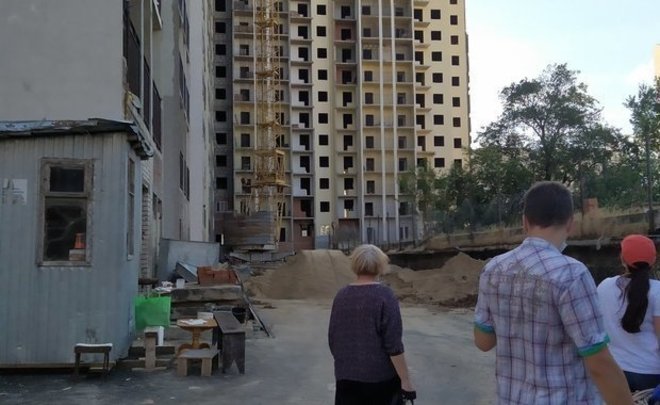 Дольщиков долгостроя «Свея» уверили в сдаче дома, но отказали в металлических дверях и отделке