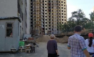 Дольщиков долгостроя «Свея» уверили в сдаче дома, но отказали в металлических дверях и отделке