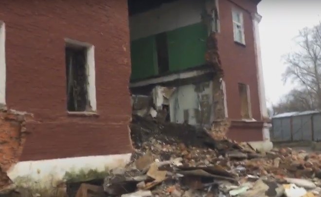 В Дербышках у исторического здания бани началось противостояние охраны и местных жителей