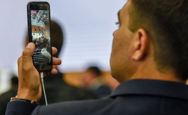 Сотрудникам «Аэрофлота» запретили пользоваться смартфонами в офисах