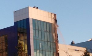 В Казани произошел пожар на крыше демонтируемого здания «Ривьеры» — фото, видео