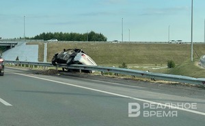 Под Казанью легковушка залетела на отбойник