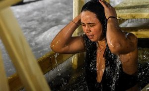 26% россиян примет участие в крещенских купаниях — опрос