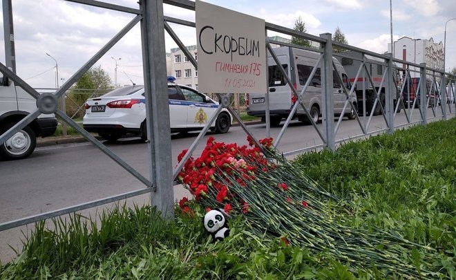 У казанской гимназии, где произошла стрельба, появился стихийный мемориал — видео