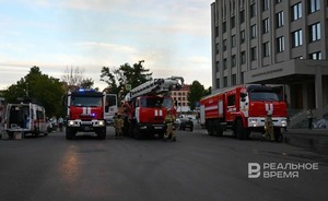 В Казани на улице Гарифа Ахунова горит квартира — жильцов дома эвакуировали