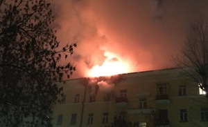 В центре Казани горит дом