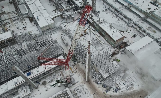 На производстве гексена в Нижнекамске установили габаритное оборудование высотой с 18-этажный дом
