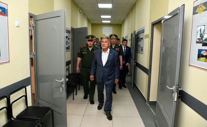 Рустам Минниханов осмотрел Менделеевский военный комиссариат после капремонта