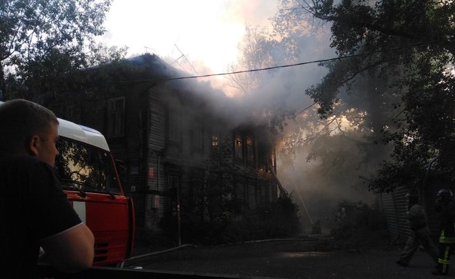 В Вахитовском районе Казани загорелся старый деревянный дом