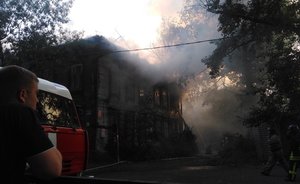 В Вахитовском районе Казани загорелся старый деревянный дом