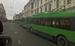 В Казани на улице Горького встали троллейбусы