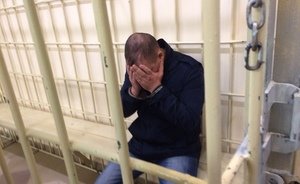 В суд привезли подозреваемого в избиении подростка-инвалида в Казани