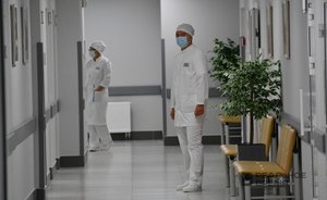 Врач посоветовал пить больше теплой жидкости при заражении штаммом «кракен»