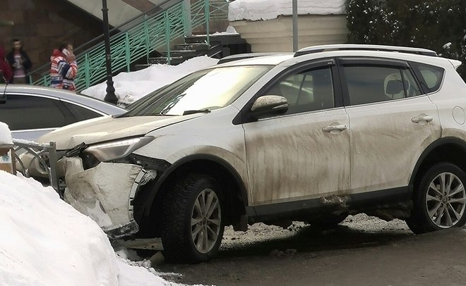 У «Кольца» внедорожник на пешеходном переходе въехал в ограждение