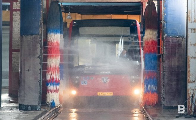 Изменение маршрута и курение за рулем: за что водителей казанских автобусов лишили премии