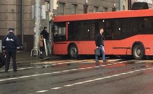 Пробка в центре Казани: автобус протаранил забор у здания КФУ