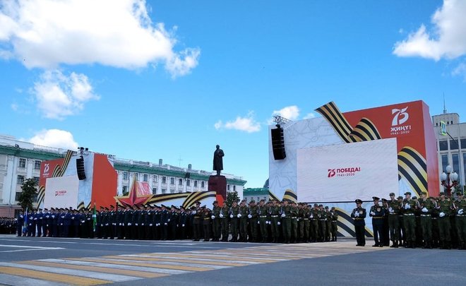 В Казани начинается парад Победы: зрители толпятся за забором, а ветераны разделены перегородками
