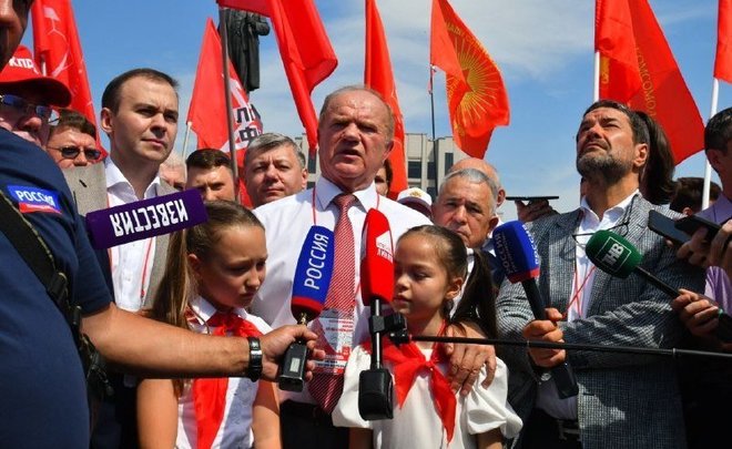 Геннадий Зюганов возложил цветы к памятнику Ленину на казанской площади Свободы