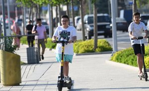 В ГИБДД считают, что управлять самокатами можно детям старше семи лет