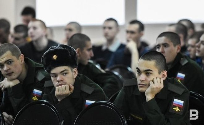 Решение о переносе призыва на месяц связано с перегрузкой военкоматов, заявили в Кремле