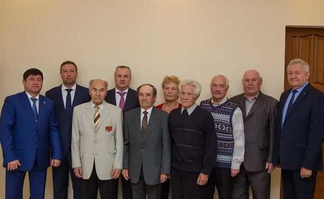 Работники «Нижнекамскнефтехима» поздравили ветеранов с Днем пожилого человека