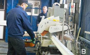 На челнинском предприятии рабочего затянуло в станок