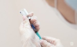 В Казани мобильные выездные бригады проводят вакцинацию от COVID-19 на предприятиях — видео