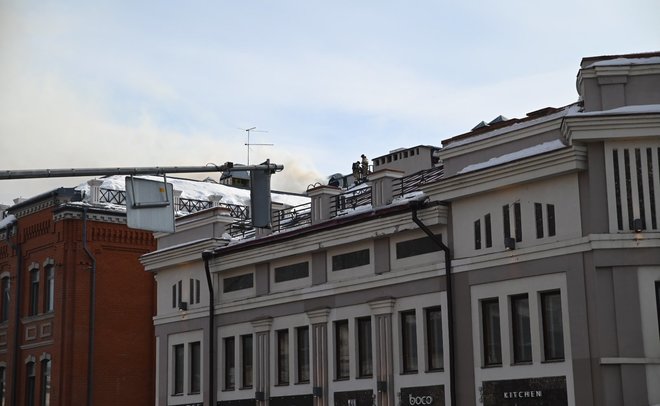 МЧС: в чердачном помещении ГУМа наблюдается угроза распространения огня по деревянным перекрытиям