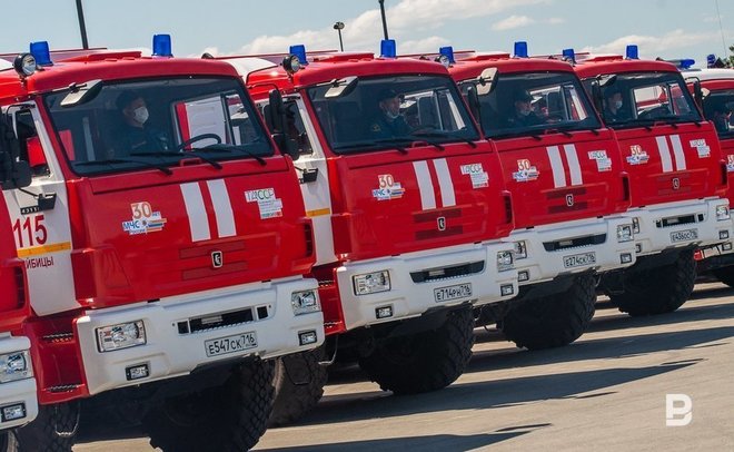 На берегу Казанки горит трава — угрозы садовым домам нет