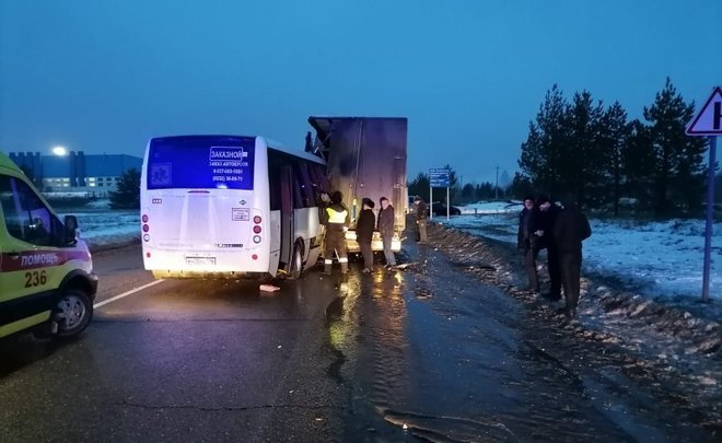 В Татарстане возбудили уголовное дело после ДТП вахтового автобуса с фурой