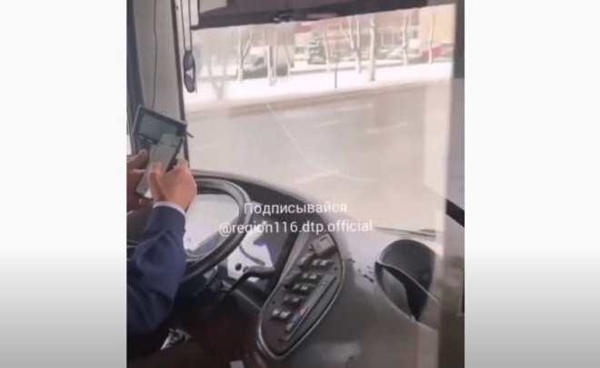 Казанские перевозчики проверят видео с водителем автобуса, «залипшим в телефоне»