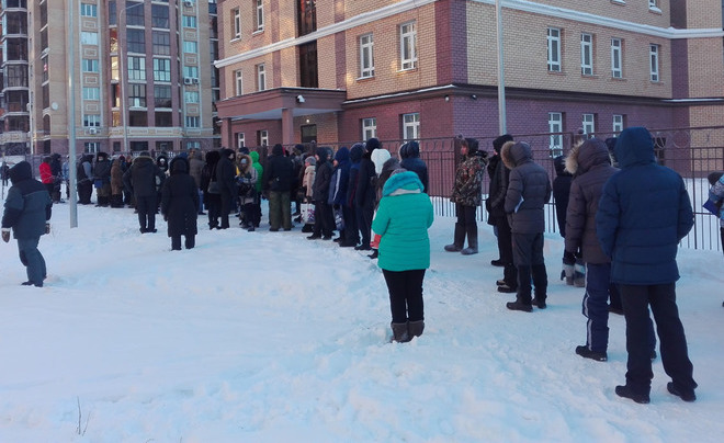 В Казани родители четвертые сутки стоят в очереди для записи детей в школу