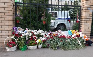 Как сейчас выглядит стихийный мемориал возле гимназии №175, где произошла стрельба — фото