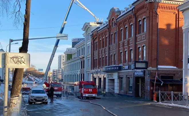 В казанском ГУМе после ликвидации пожара продолжают работать пожарные — фото