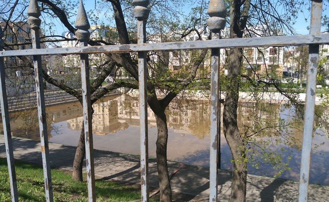 В Казани начали наполнять Черное озеро водой