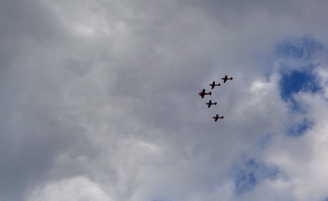 Очевидцы засняли полет «Стрижей» над Казанью перед праздником «Я выбираю небо»