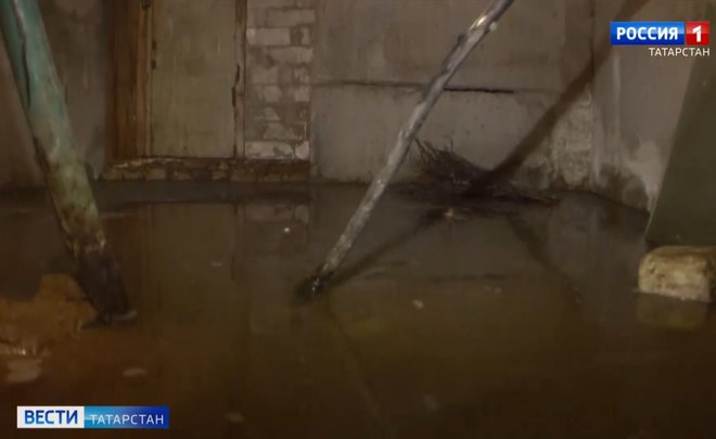 Жители улицы Халева в Казани пожаловались на затопленный подвал в жилом доме