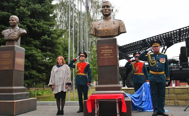 В Казани открыли памятник Герою России Дамиру Исламову