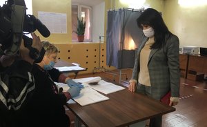 Вице-премьер Татарстана Лейла Фазлеева проголосовала на выборах в казанской гимназии