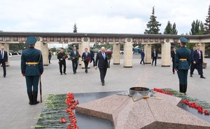 Михаил Мишустин и Рустам Минниханов возложили цветы к Вечному огню в казанском парке Победы