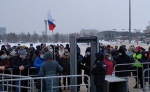 В Госдуме предложили наказывать за использование флагов России на незаконных акциях